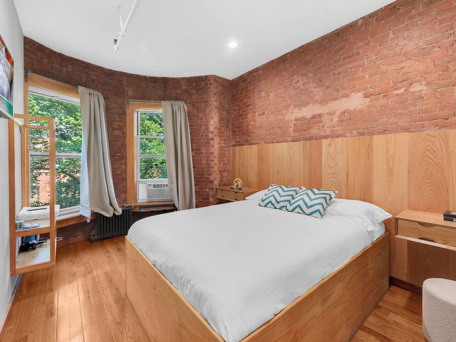 Chambre exclusive double ou avec lits jumeaux, 1 grand lit, salle de bains commune | Draps en coton égyptien, literie de qualité, couette en duvet, bureau