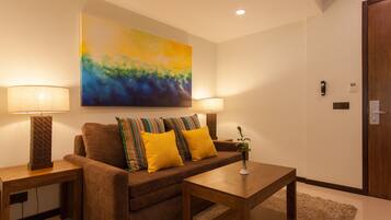 Deluxe Double/Twin (Free Return Airport Transfer, 10% off on F&B and Complimentary) | Wohnbereich | 40-Zoll-LED-Fernseher mit Satellitenempfang, Fernseher