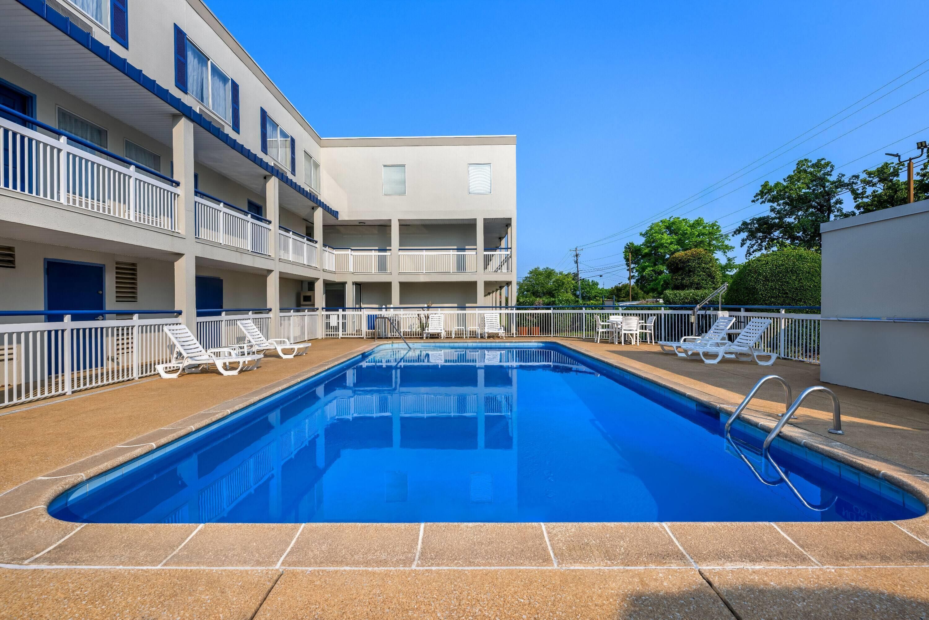 Seasonal outdoor pool, open 9:00 AM to 10:00 PM, pool loungers