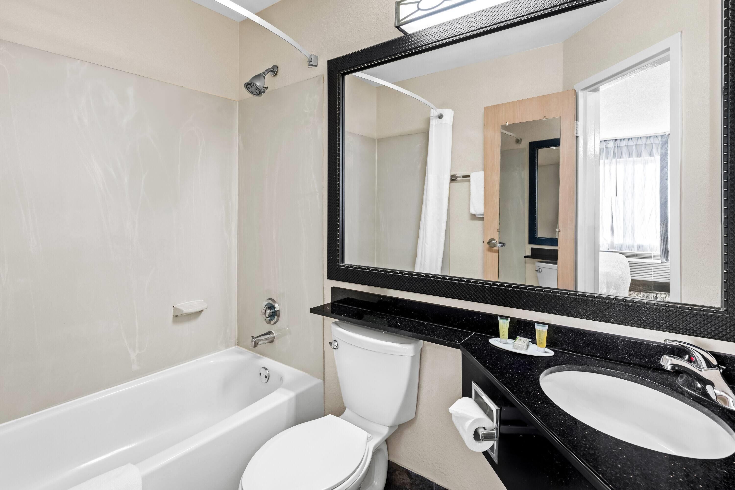 Habitación, 1 cama King size, para no fumadores | Baño | Tina con regadera, amenidades de baño gratuitas, secadora de cabello 