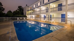 Un hotel de diverses plantes amb piscina, terrasses a l'exterior i balcons.