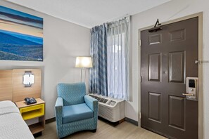 Desk, blackout drapes, soundproofing, iron/ironing board - Days Inn by Wyndham Chattanooga/Hamilton Place (Chattanooga)