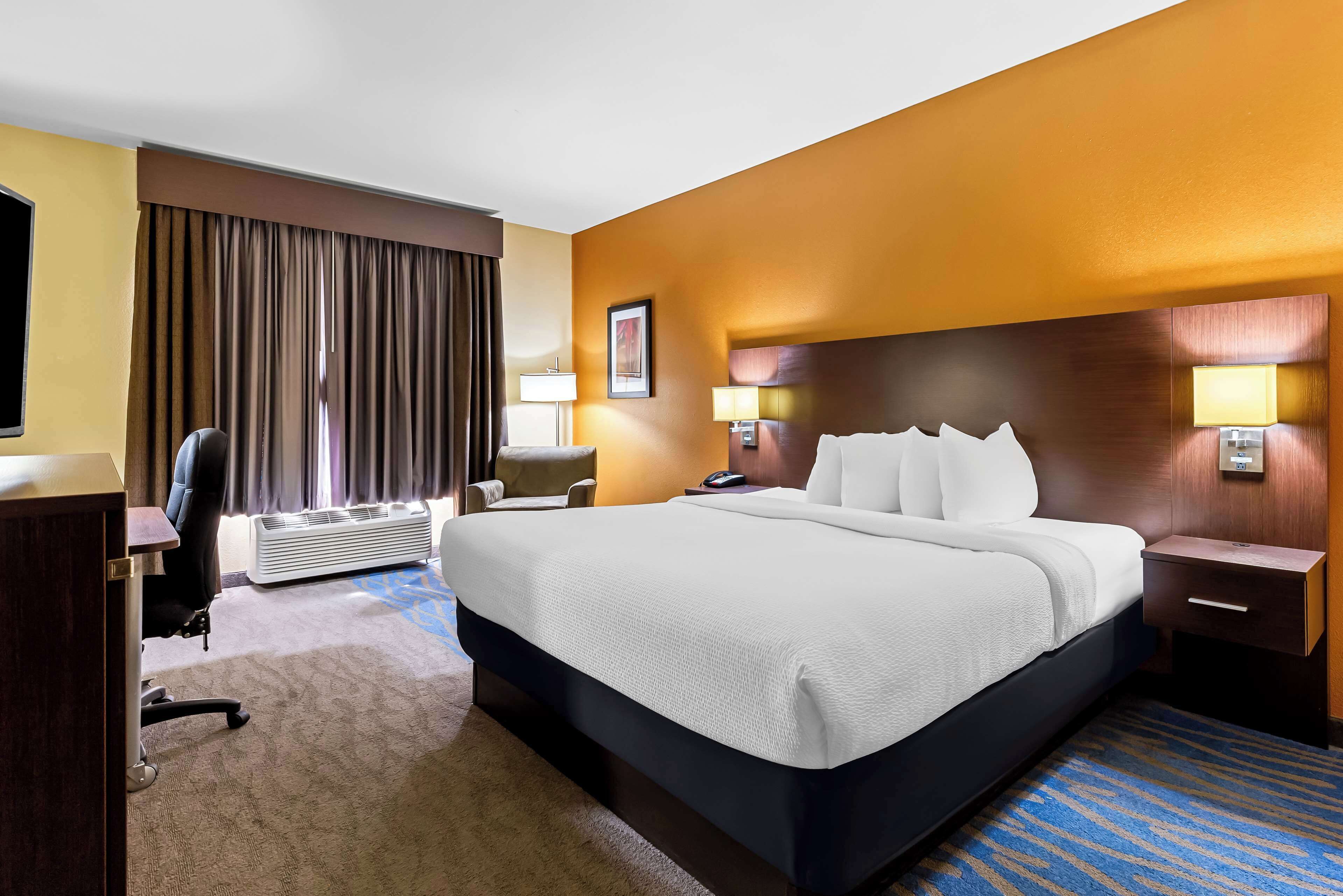 Escritorio, espacio para trabajar con laptop y cortinas blackout 