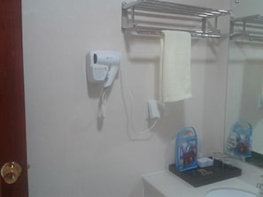 Bathroom - Super 8 Hotel Guangzhou MeiHuaYuan Subway Station (Guangzhou)