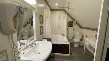 Standard Room, 1 Queen Bed (Garden View) | Bathroom