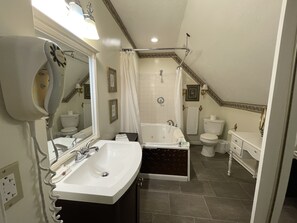 Standardværelse - 1 queensize-seng (Garden View) | Badeværelse | Kombination af bruser/badekar, gratis toiletartikler, hårtørrer