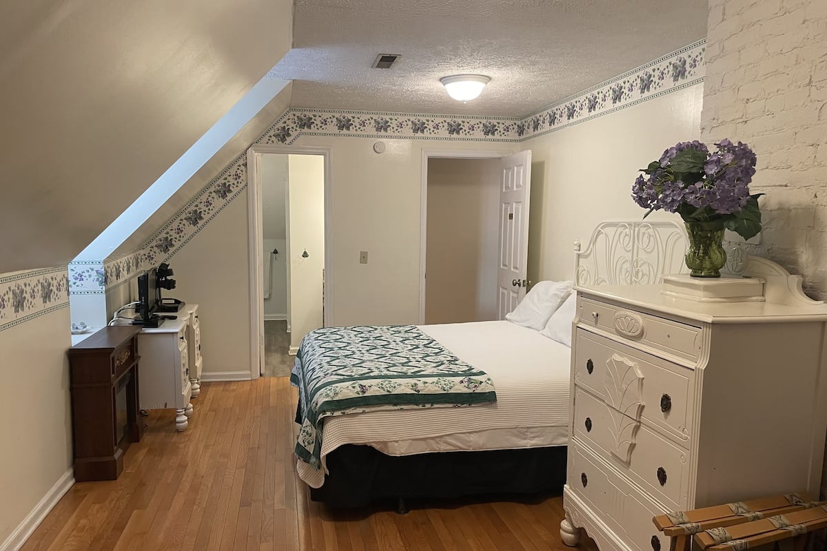 Violet Room (Second Floor) | Individually decorated, individually furnished, blackout drapes