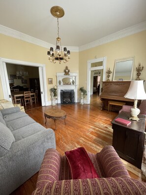 TV - Carriage Lane Inn (Murfreesboro)