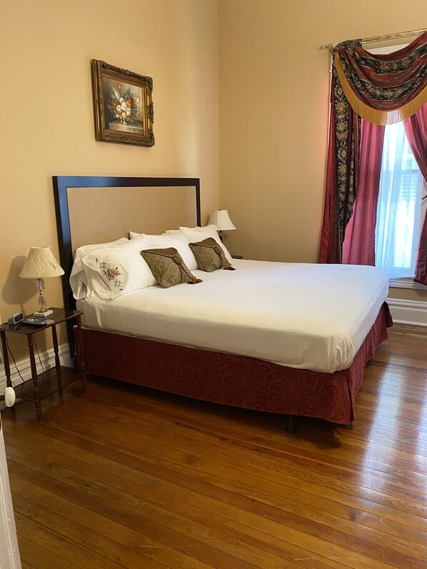 Standard Room, 1 King Bed (Burgandy Room)