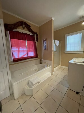 Chambre Standard, 1 très grand lit (Burgandy Room) | Salle de bain | Ensemble baignoire-douche, articles de toilette (gratuits)