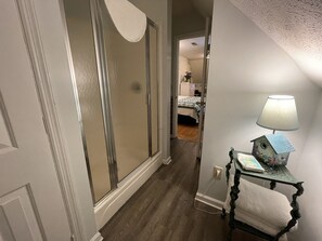 Standardzimmer, 1 Schlafzimmer (Violet Room) | Badezimmer | Duschwanne, kostenlose Toilettenartikel, Haartrockner, Handtücher