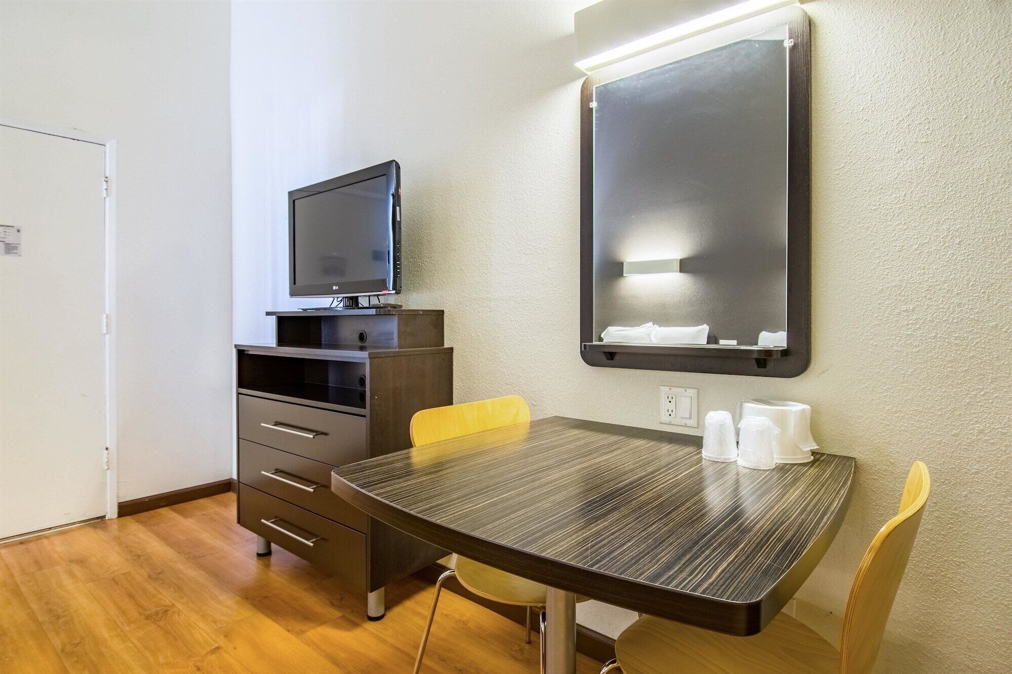 Bureau, fer et planche à repasser, Wi-Fi gratuit, draps fournis