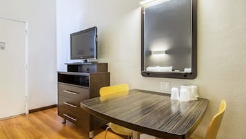 Bureau, fer et planche Ă repasser, Wi-Fi gratuit, draps fournis