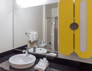 Combined shower/bathtub, towels - Studio 6 Cypress, CA (Cypress)