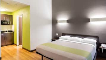 Escritorio, tabla de planchar con plancha, wifi gratis y ropa de cama