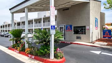 Vista frontal de la propiedad