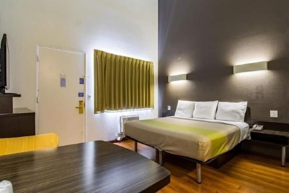 Escritorio, tabla de planchar con plancha, wifi gratis y ropa de cama