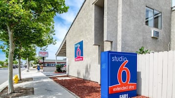 Vista frontal de la propiedad