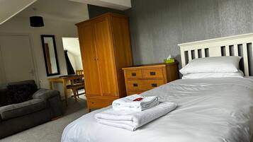 Single Room, Ensuite (Single Suite) | Individually furnished, bed sheets