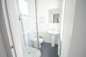 Muebles diferentes y ropa de cama