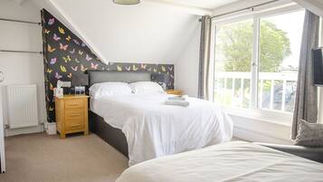 Twin Room | Individually furnished, bed sheets