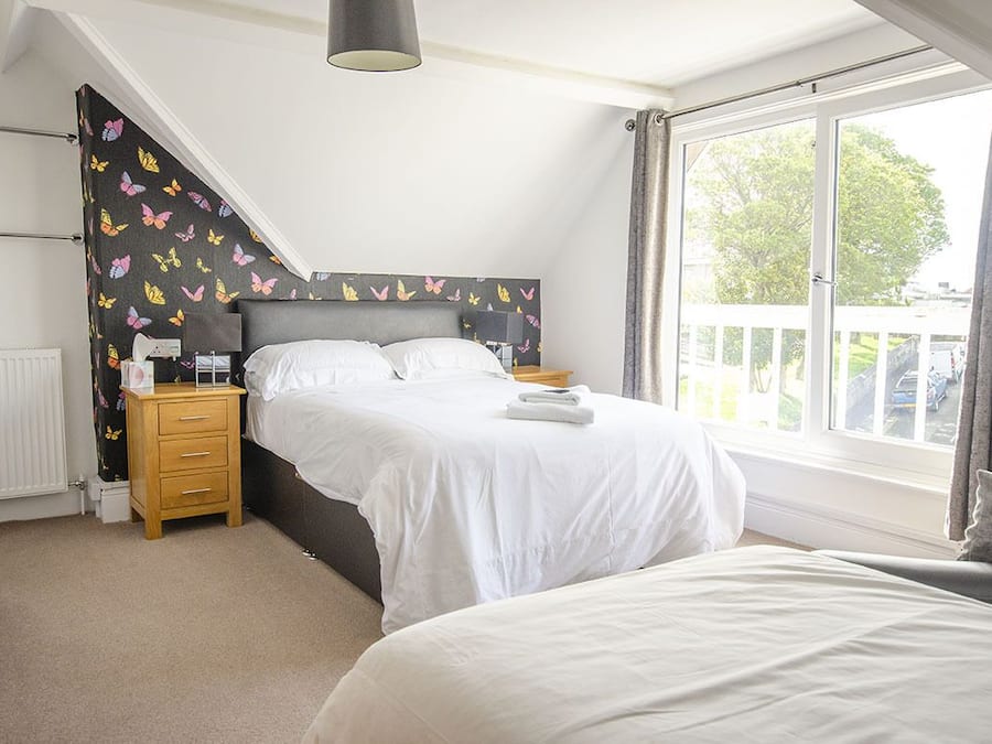 Twin Room | Individually furnished, bed sheets