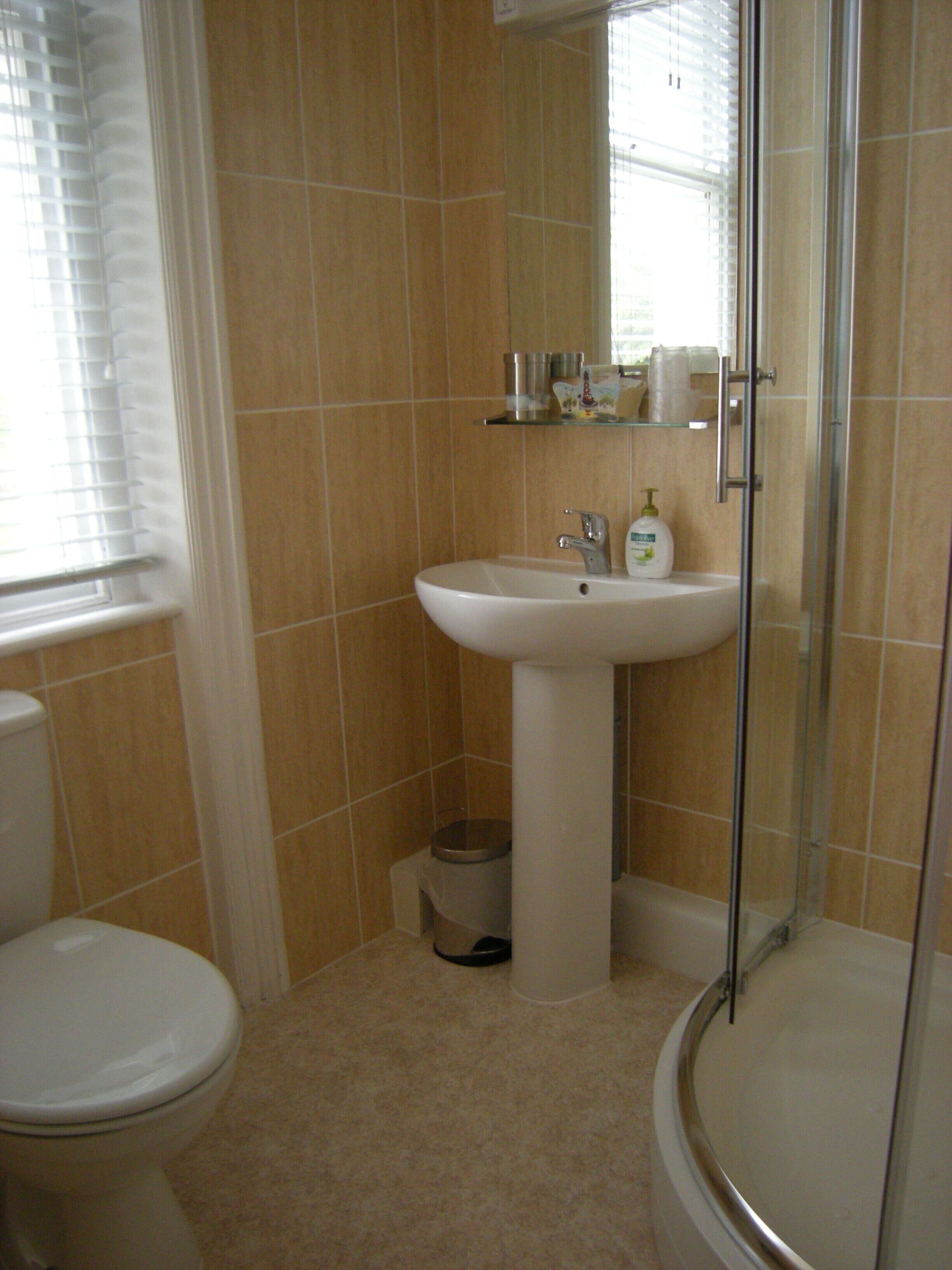 triple room, sea view | bathroom | free toiletries, hair dryer, towels