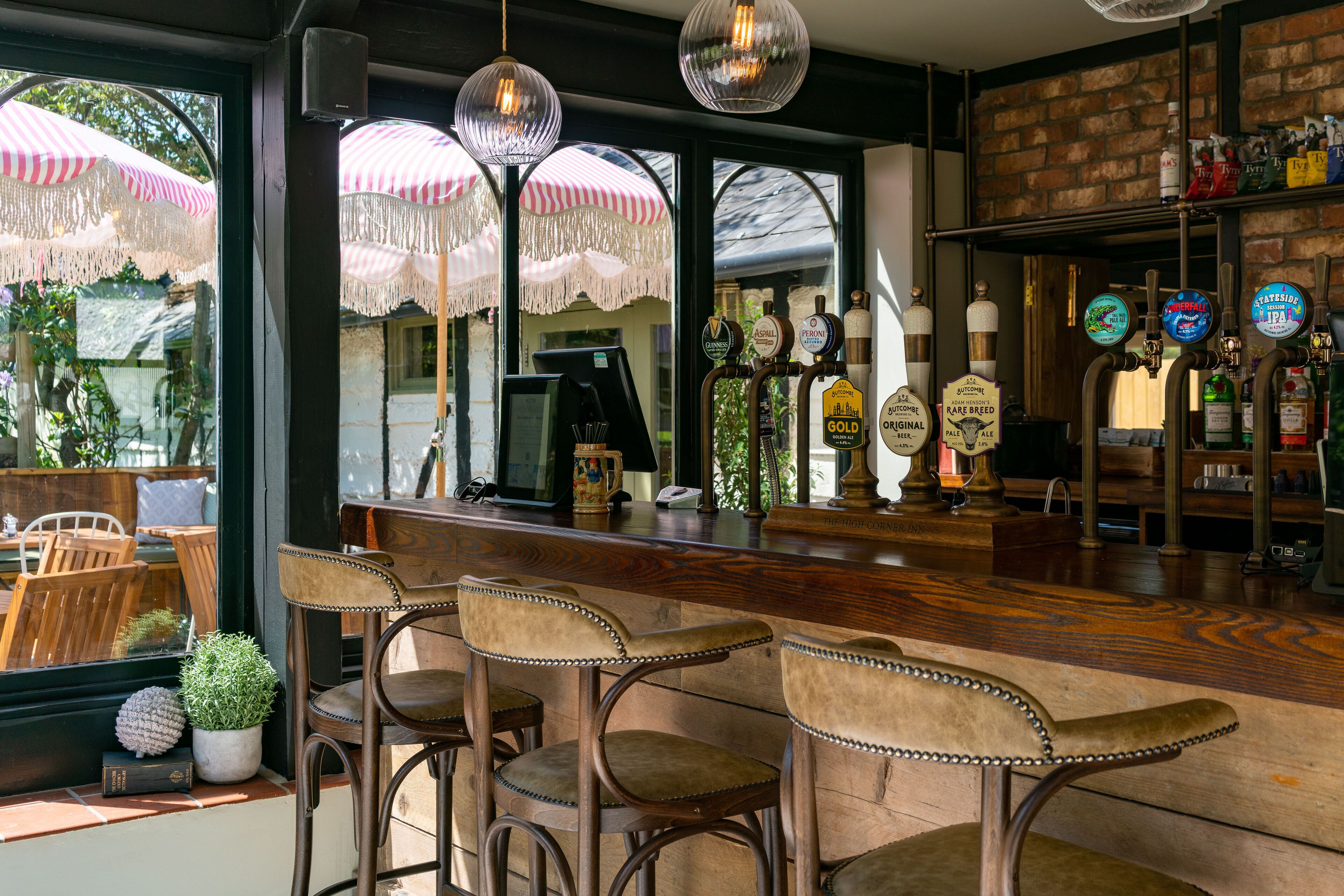 Bar (trong khuôn viên)