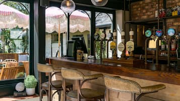 Bar (trong khuôn viên)