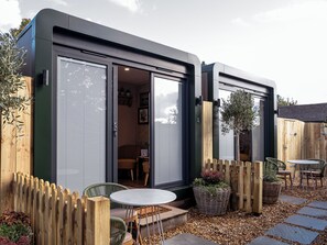 Classic Cabin | Living area | 40-inch TV with digital channels, Netflix, streaming services - High Corner Inn (Ringwood)