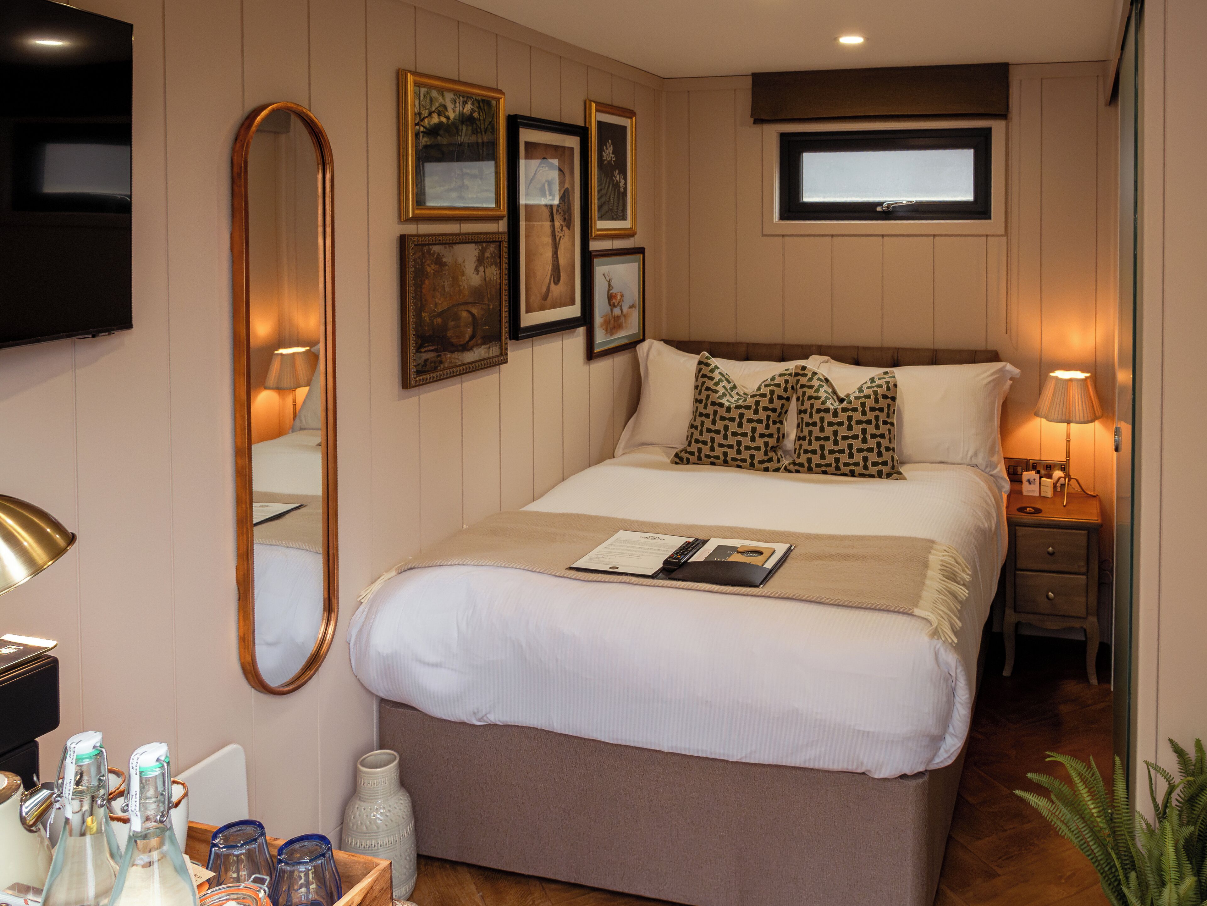 Classic Cabin | Premium bedding, desk, iron/ironing board, free WiFi