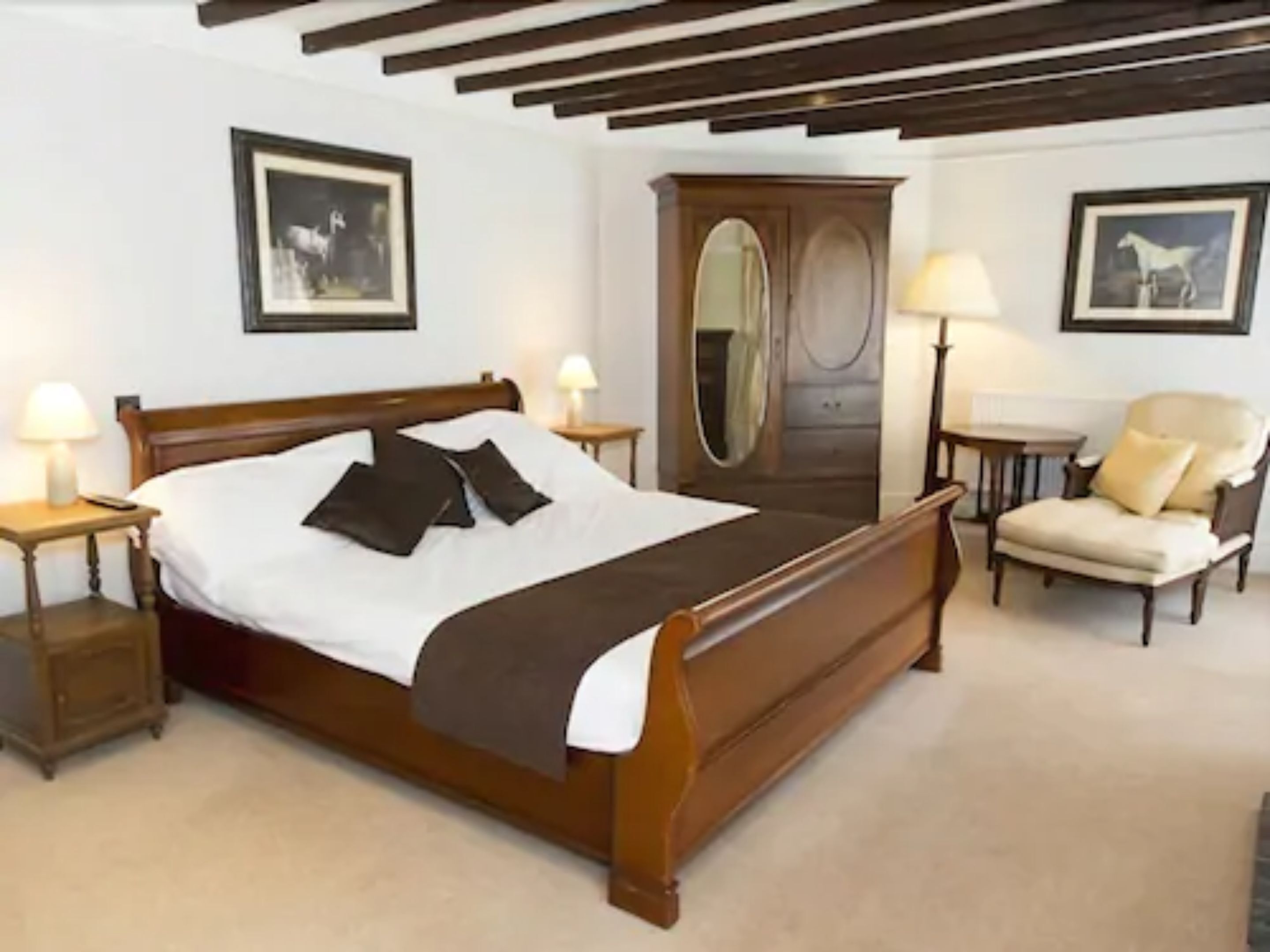 Premium bedding, desk, iron/ironing board, free WiFi