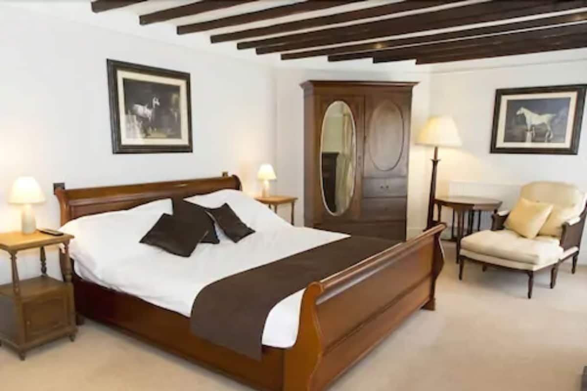 Premium bedding, desk, iron/ironing board, free WiFi