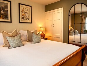 Superior Double Room, Ensuite | Premium bedding, desk, iron/ironing board, free WiFi - High Corner Inn (Ringwood)