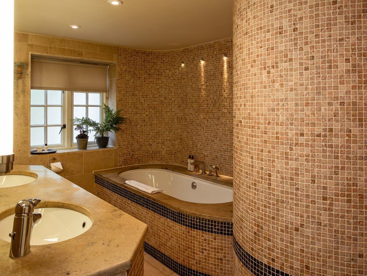 Quarto casal superior, suíte (Kingfisher) | Banheiro | Secador de cabelo, toalhas de banho