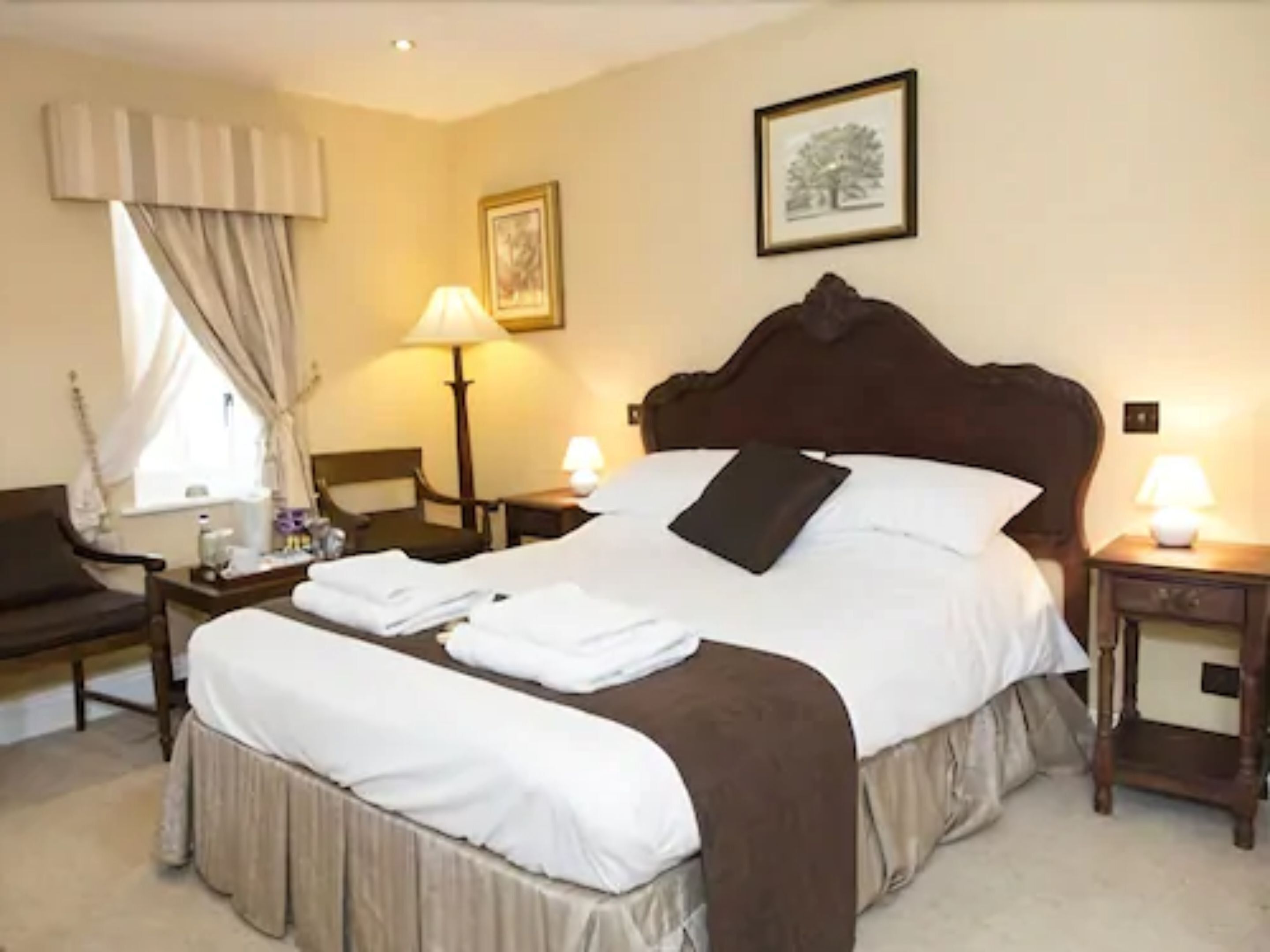 Premium bedding, desk, iron/ironing board, free WiFi
