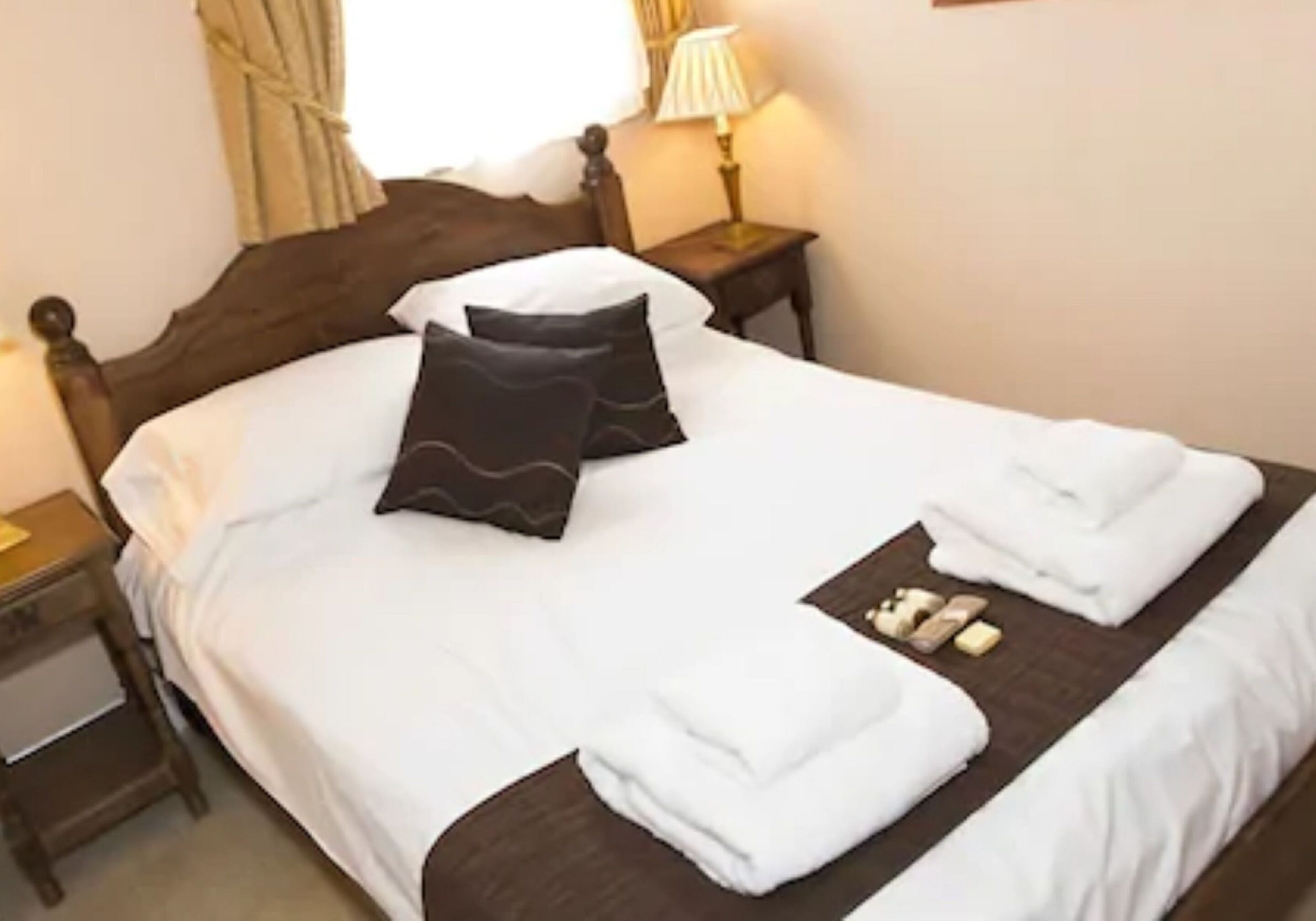 Premium bedding, desk, iron/ironing board, free WiFi