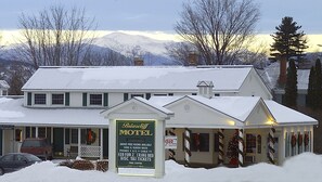 A Bardiello Motel with a signboard advertising smoke-free rooms, king & queen beds, phones, cable TV, and ski tickets. - Briarcliff Motel (North Conway)