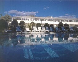 Una piscina al aire libre de temporada