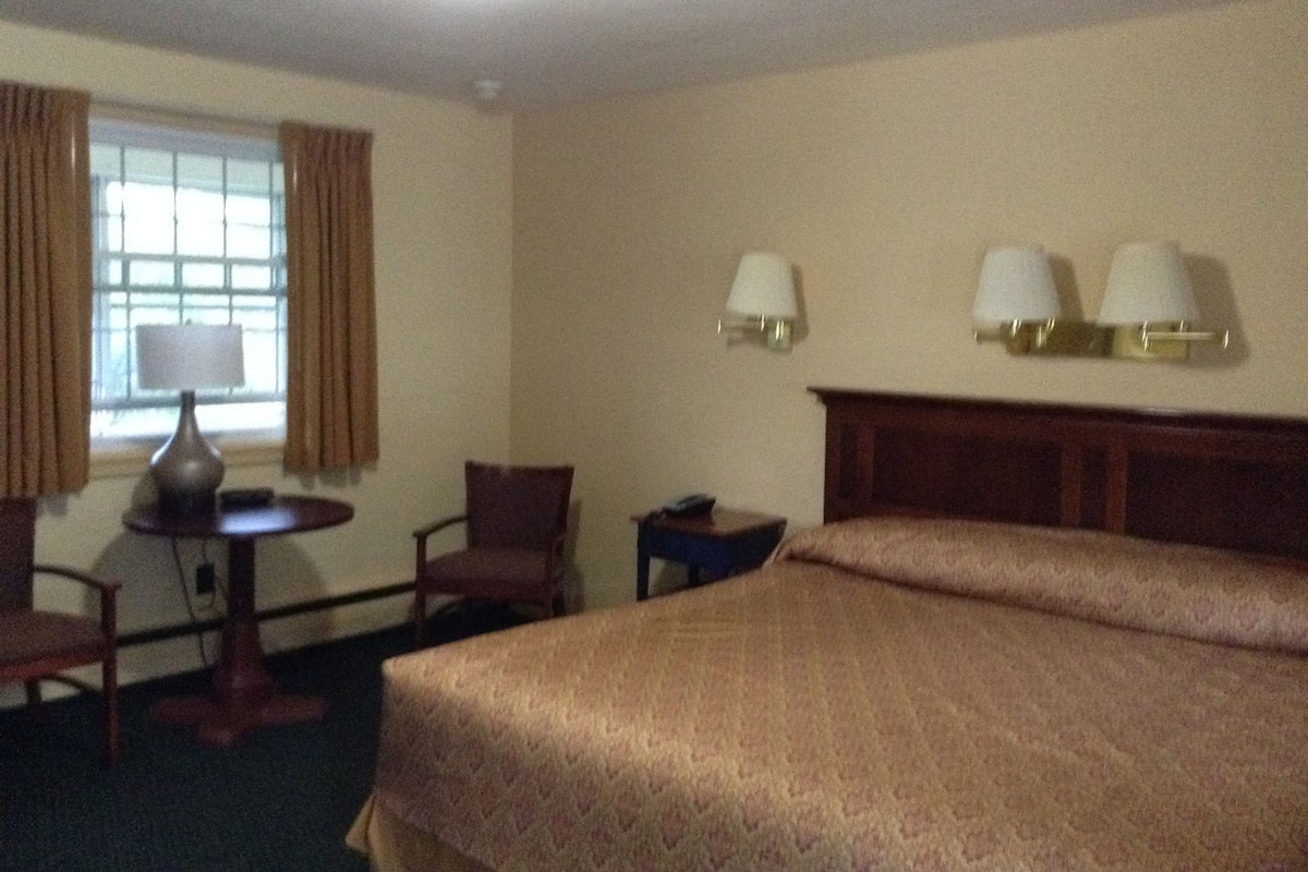 Premium bedding, desk, free WiFi