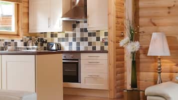 3 Bedroom Lodge with Hot TUB | Private kitchen | Full-size fridge, microwave, oven, stovetop