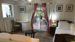 مساحة عمل للكمبيوتر المحمول ومكواة/لوح كي وواي فاي مجانًا