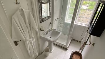 Pearl Suite | Bathroom | Free toiletries, hair dryer, towels, soap
