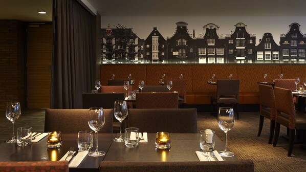 Un restaurante con mesas dispuestas para comer, con vistas a una arquitectura tradicional europea.