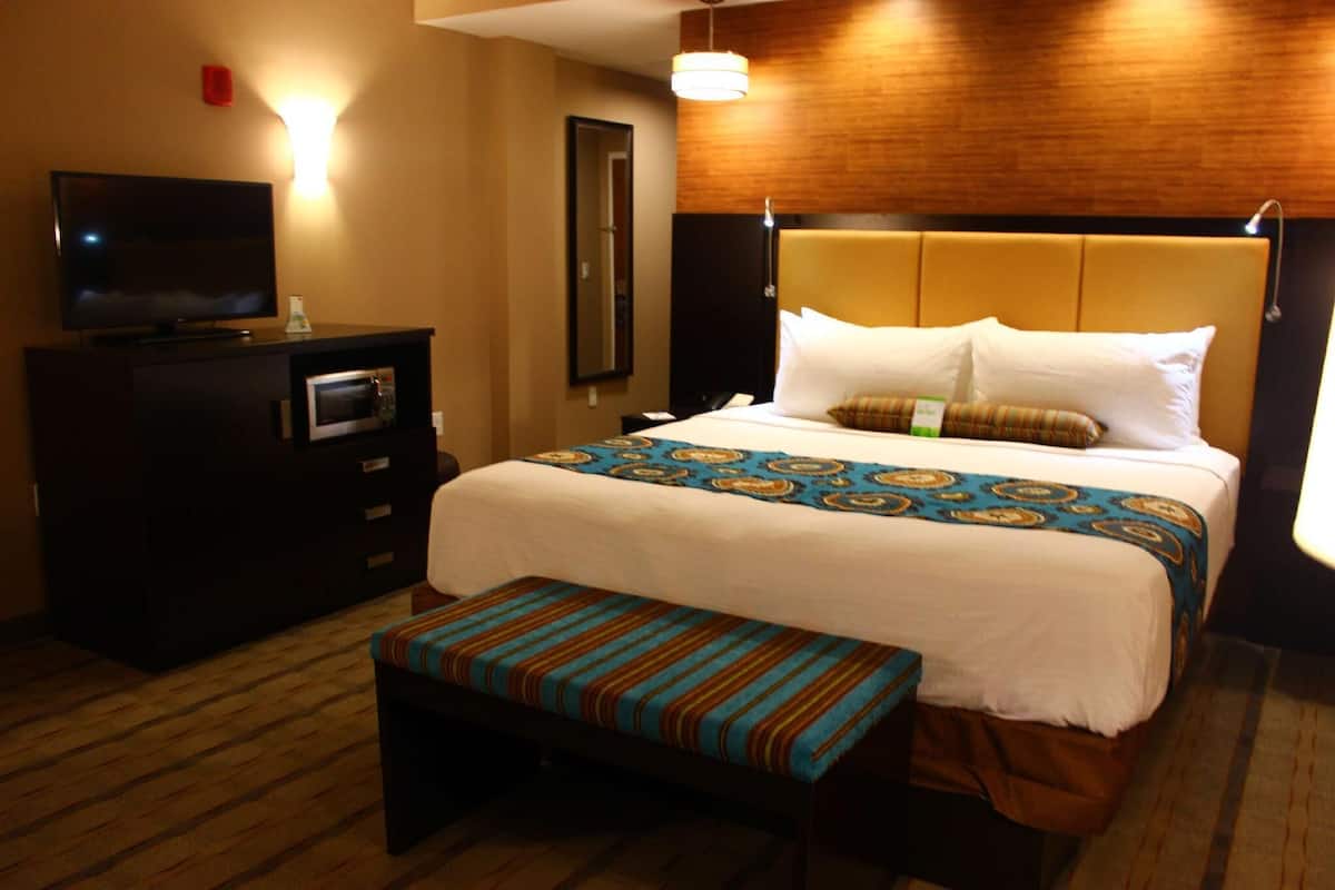 Pillowtop beds, in-room safe, desk, soundproofing