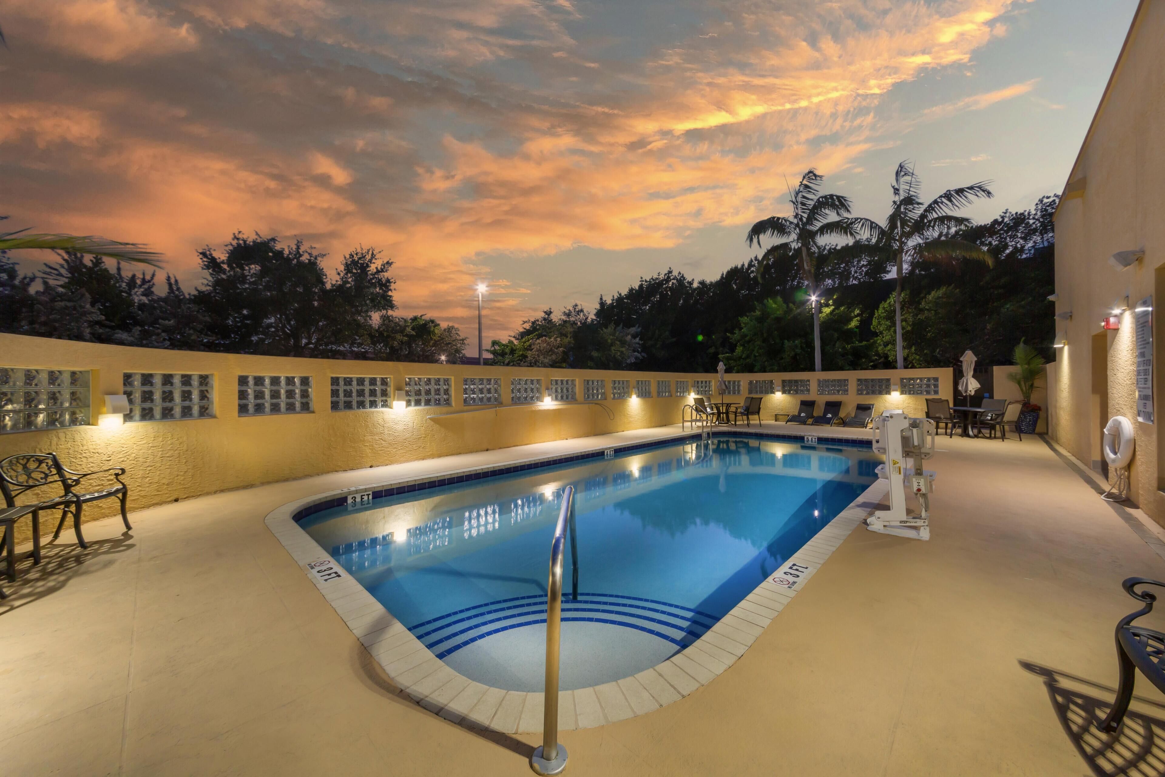 Una piscina al aire libre
