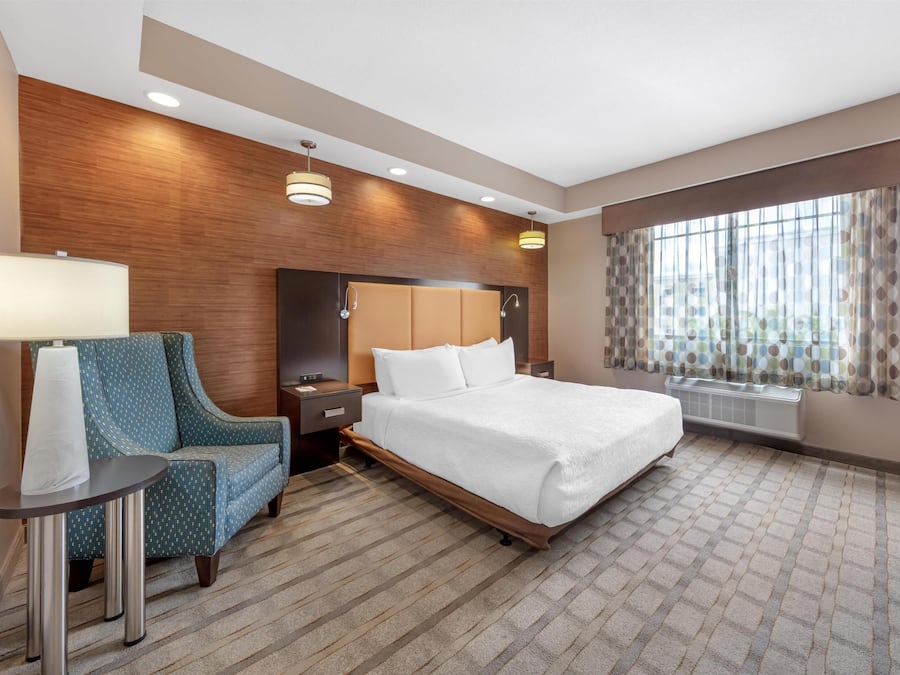 Standaard kamer, 1 kingsize bed, toegankelijk voor mindervaliden, bad | Pillowtop-bedden, een kluis op de kamer, een bureau, geluiddichte muren