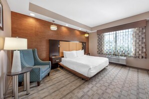 Habitación estándar, 1 cama de matrimonio grande, accesible para personas con discapacidad, bañera | Colchones con acolchado adicional, caja fuerte, escritorio