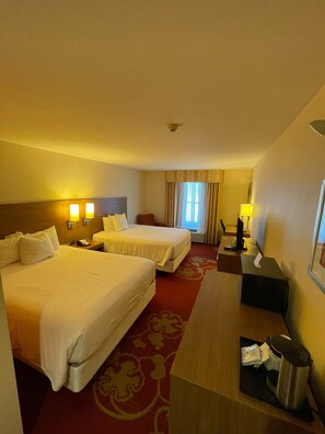 Desk, laptop workspace, iron/ironing board, free cots/infant beds - Days Inn & Suites by Wyndham Belmont (Belmont)