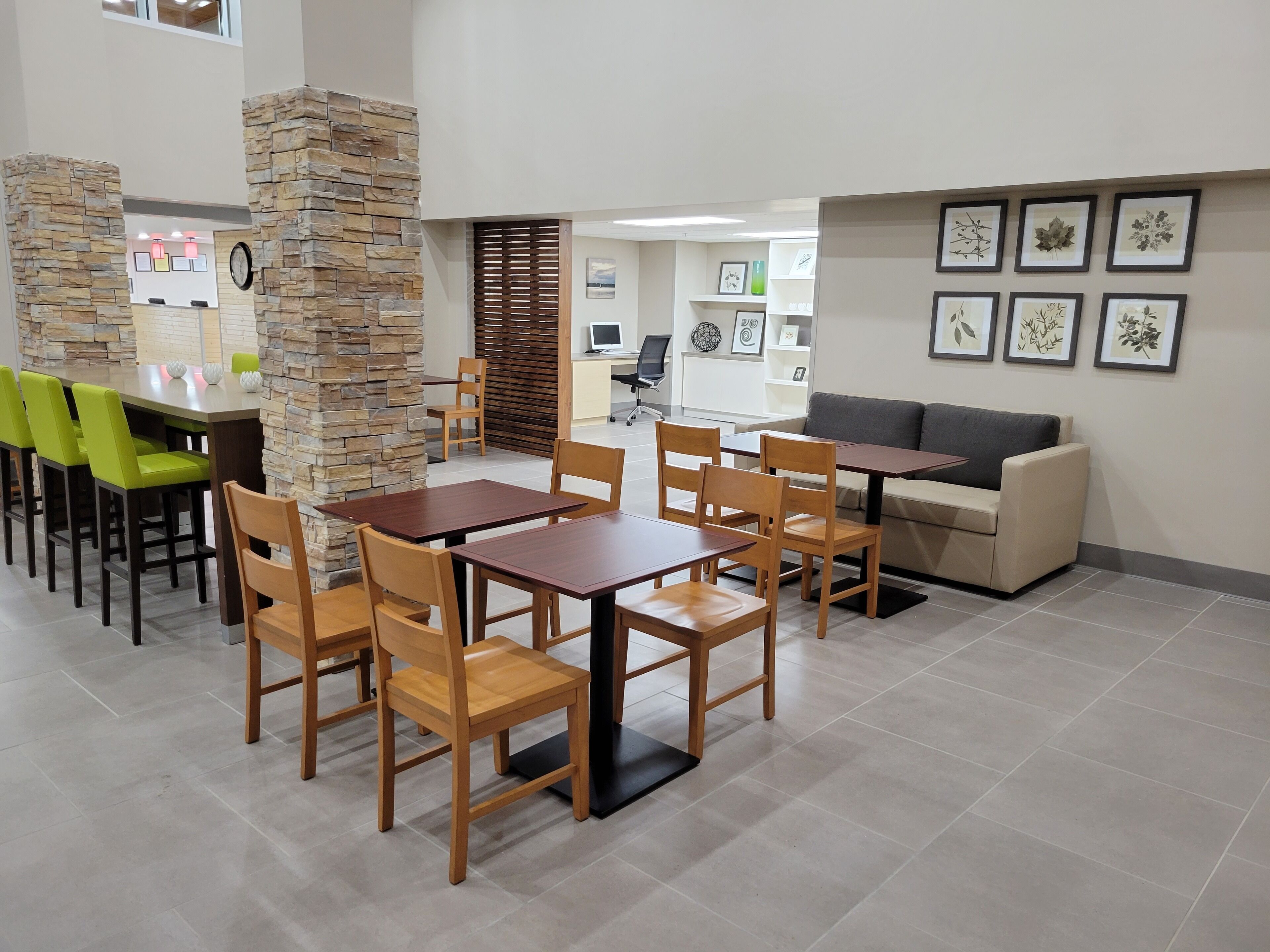 Desayuno continental gratuito y diario